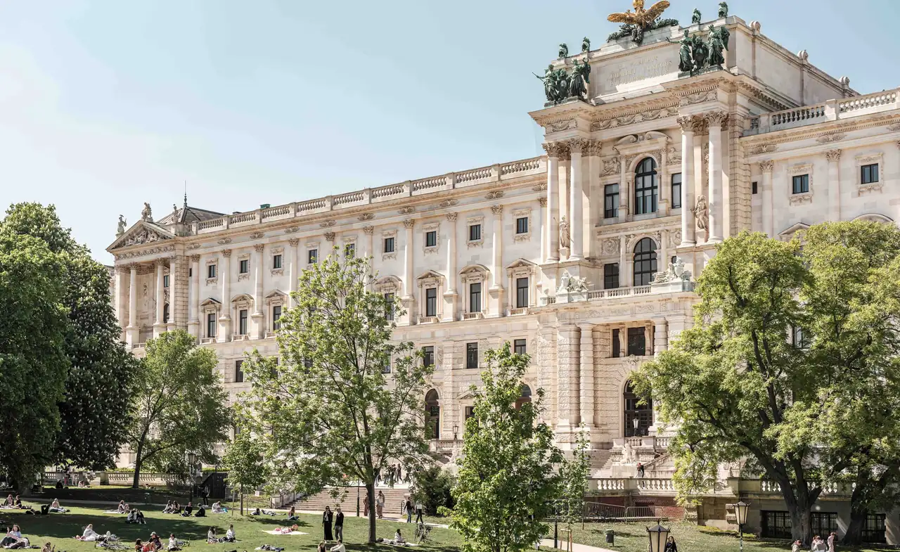 Neue Burg widziana z Burggarten w Wiedniu, wiosenne popołudnie